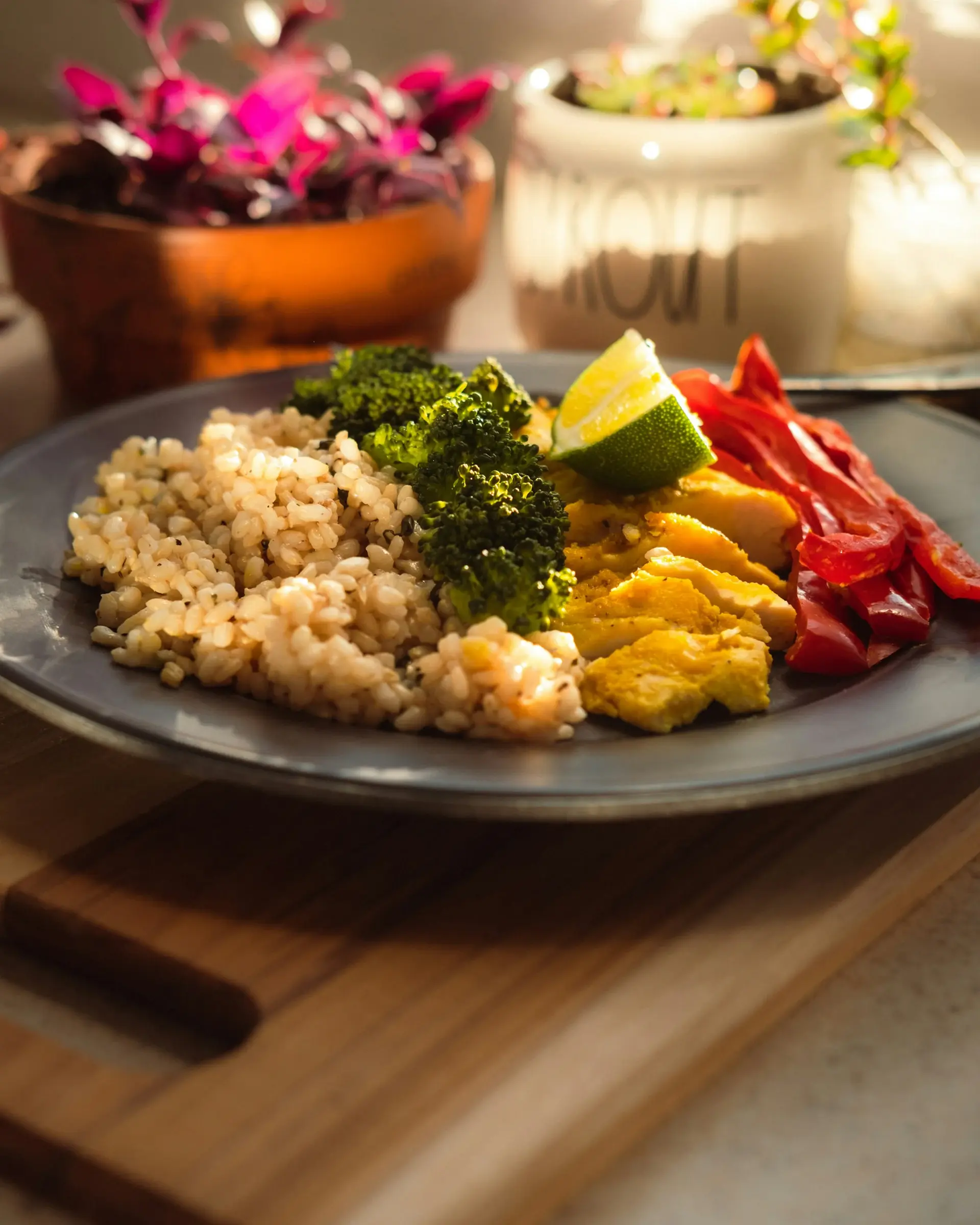 A balanced Pura Viva Fit meal with vegetables and brown rice